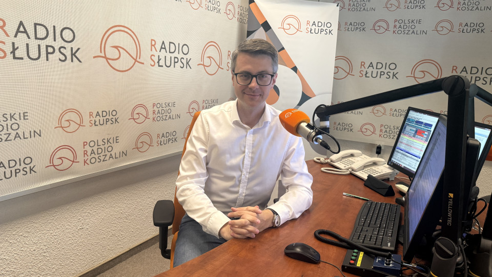 Słupsk Piotr Müller m.in. o programie Stowarzyszenia „Rozwój Plus” Europoseł ze Stowarzyszenia „Rozwój Plus” był porannym gościem Radia Słupsk. W rozmowie z Andrzejem Watemborskim wskazał m.in. różnice między nowym ug...